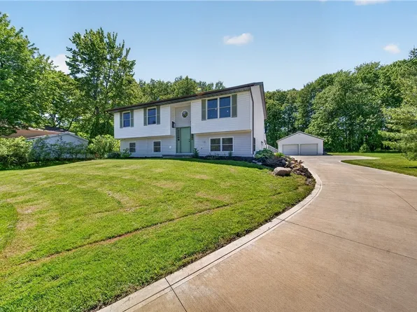 10142 Hillcrest Rd, Kirtland, OH 44094