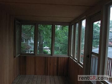 4th image of 349 Carlton Ave SE #2