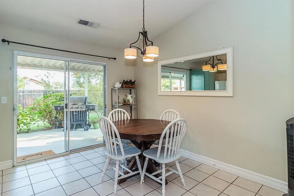 3 bed, 1320 sqft, $2,300 — Photo 4
