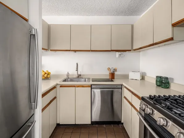 30 West 61st Street image 4 of 13