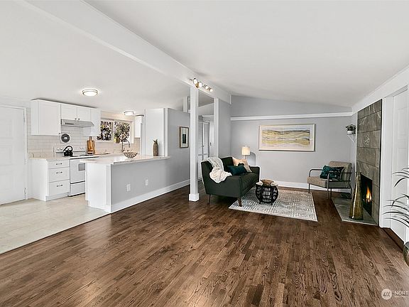 4th image of 3007 Elwood Dr W
