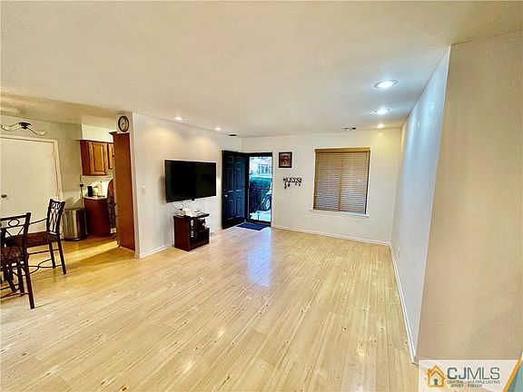 2nd image of 21 Sheffield Ct