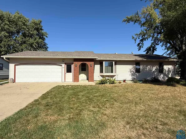 817 18th St, Hawarden, IA 51023