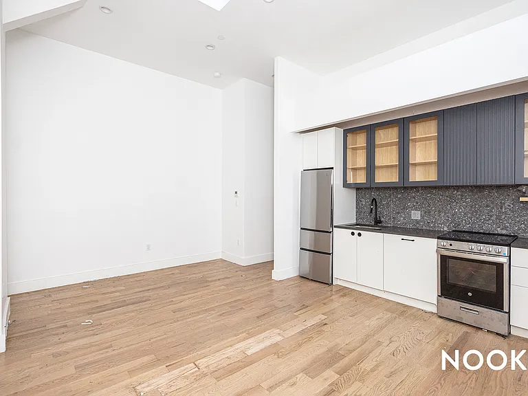 230 N 7th St #110 — Photo 2