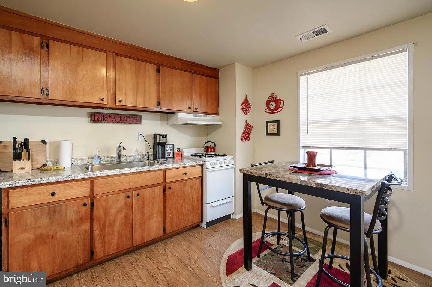 2 bed, 1.0 bath, 800 sqft, $1,195 — Photo 2