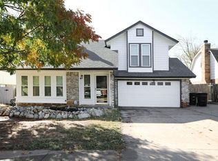 2208 NE 9th St, Moore, OK 73160