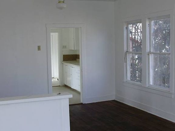 3rd image of 725 Naylor St