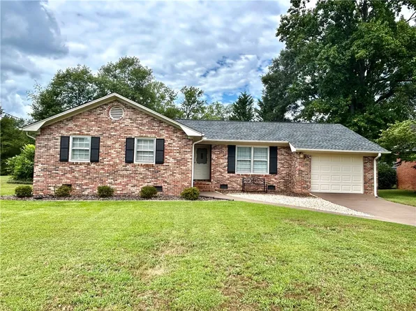 19 Owens Rd, Taylors, SC 29687