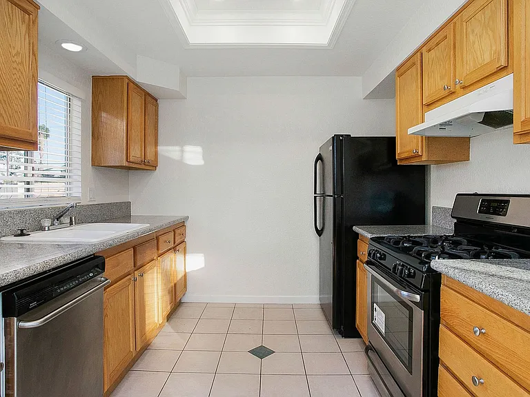 Linden Avenue Triplex — Photo 6