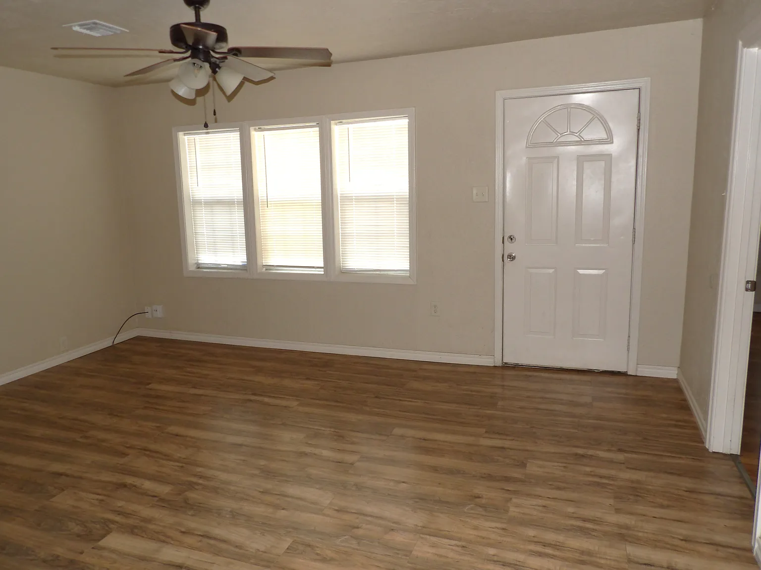 3 bed, 1037 sqft, $795 — Photo 2