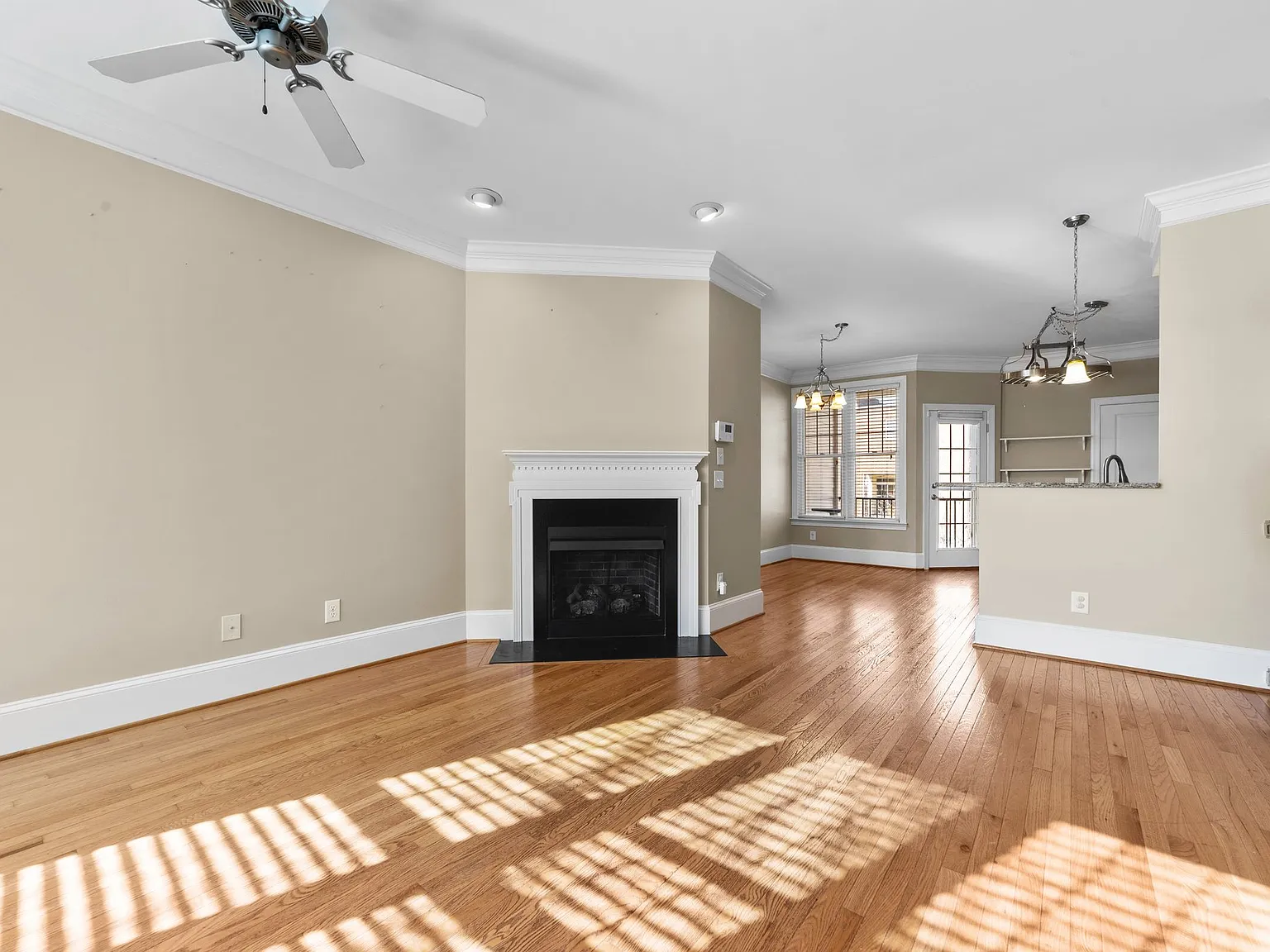 3 bed, 3.5 bath, 1737 sqft, $1,900 — Photo 4