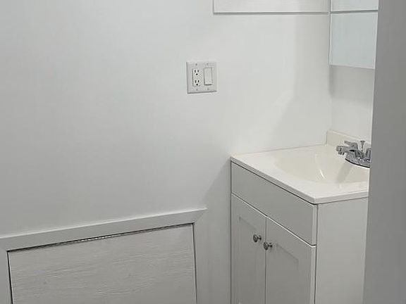 4th image of 3152 Baisley Ave #1
