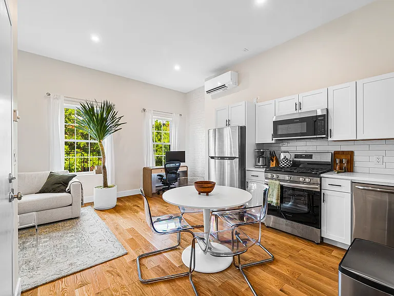 546 Hudson St #3 — Photo 1