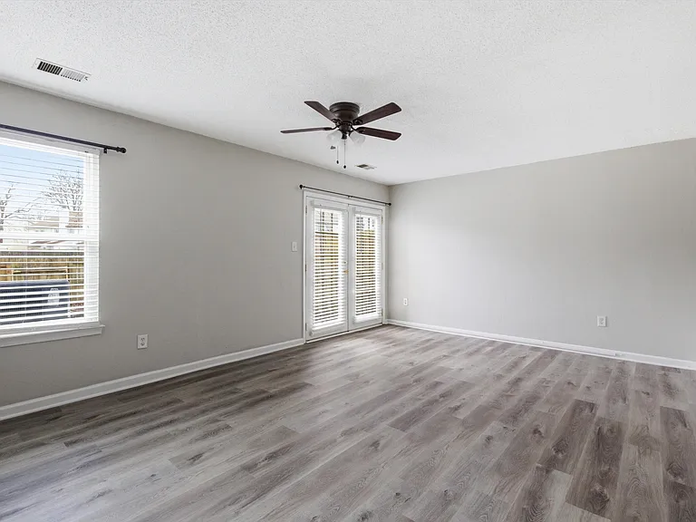 435 Greenview Dr — Photo 10