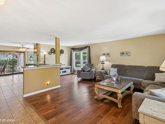 4th image of 203 E Timberlane Dr