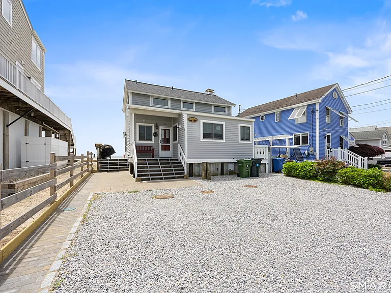 33 Beach Rd W — Photo 1