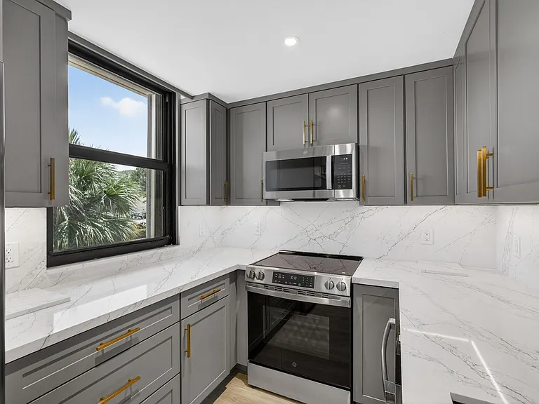 136 Lakeshore Dr — Photo 18