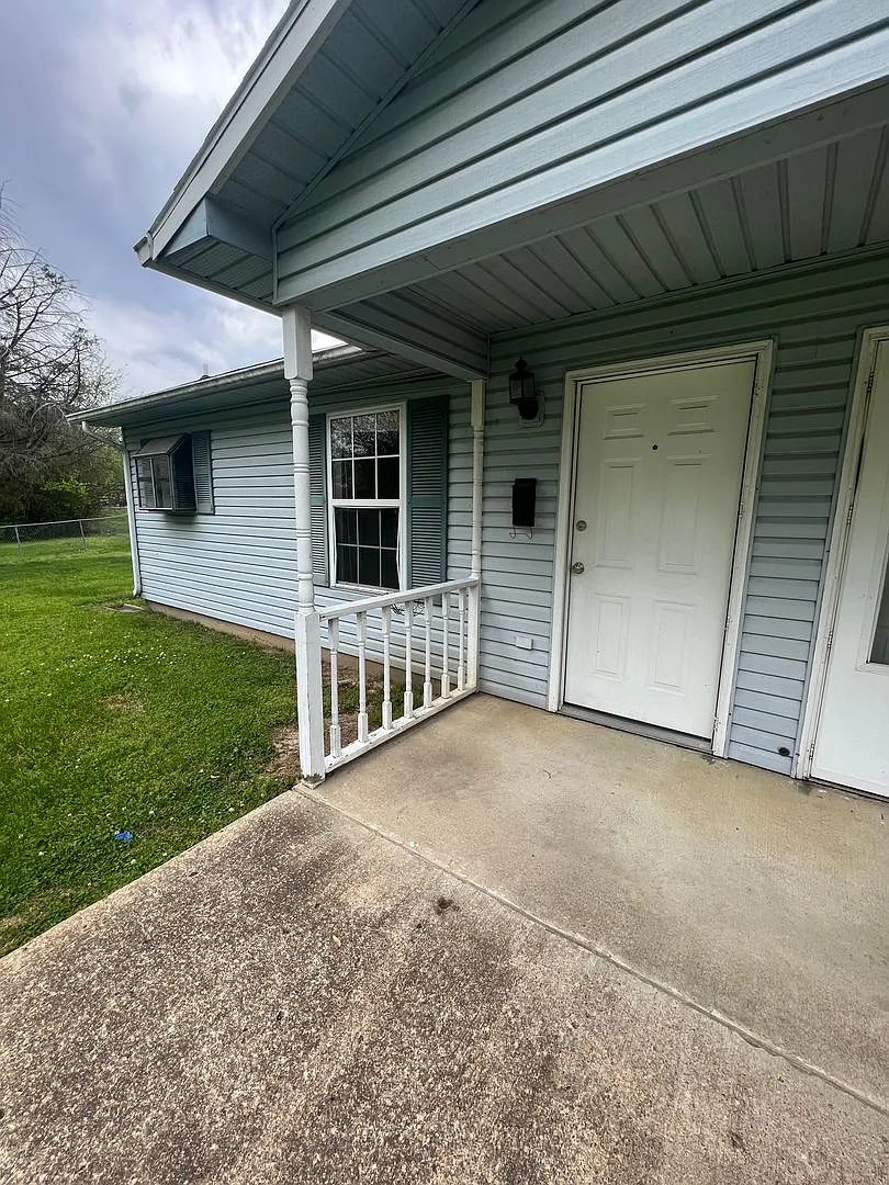 2 BD, 2 BA Desirable Duplex in Martin! — Photo 2