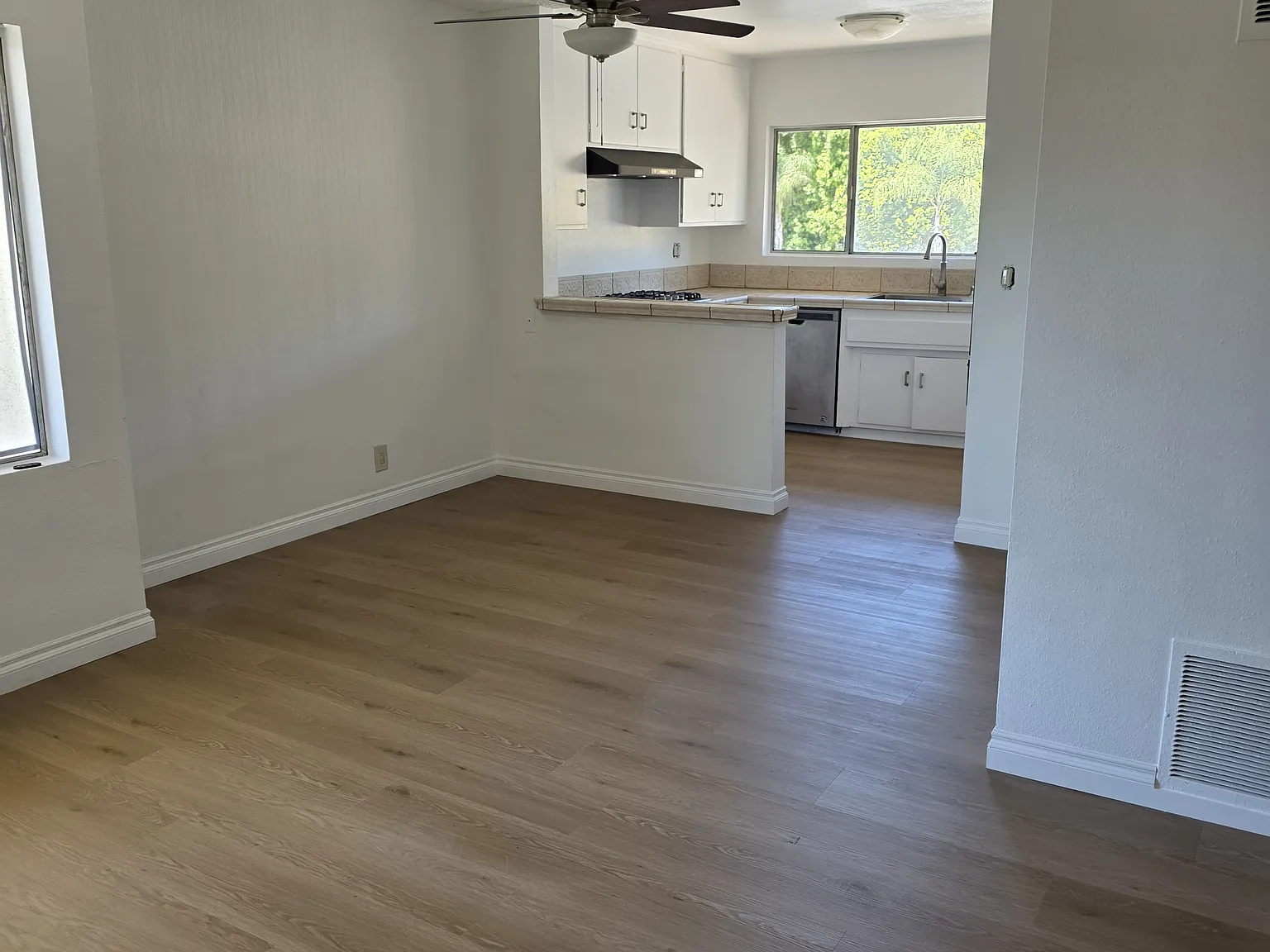 2 bed, 990 sqft, $2,450 — Photo 2