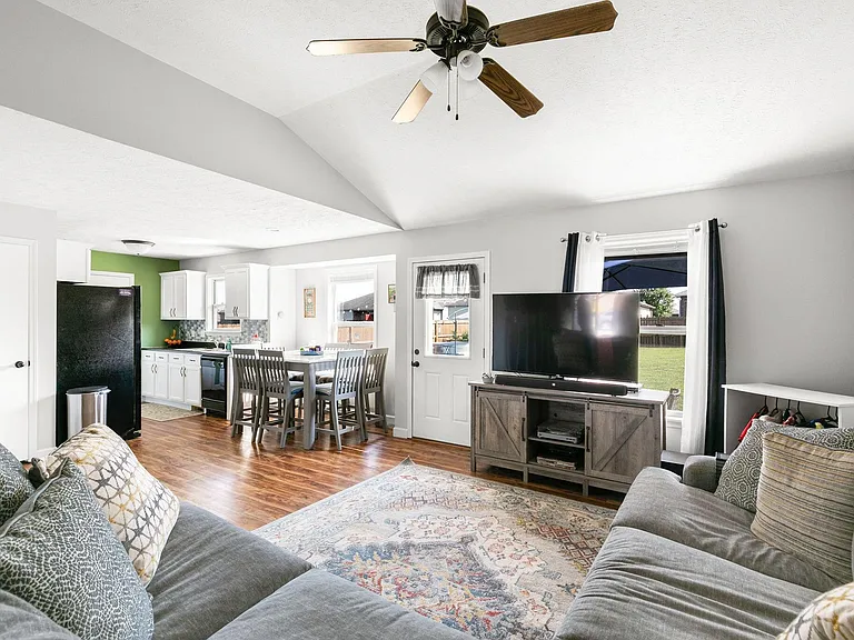 736 W Logan St — Photo 12