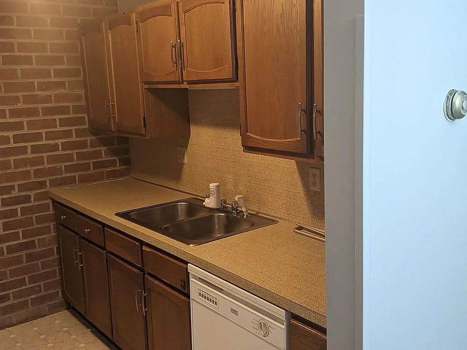 1st image of 910 Rhue Haus Ln #B