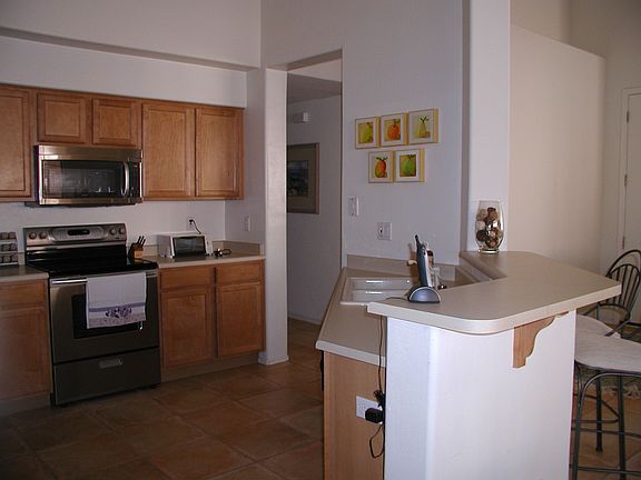 Upgraded Maple Cabinets, Breakfast Bar & S/S Appliances