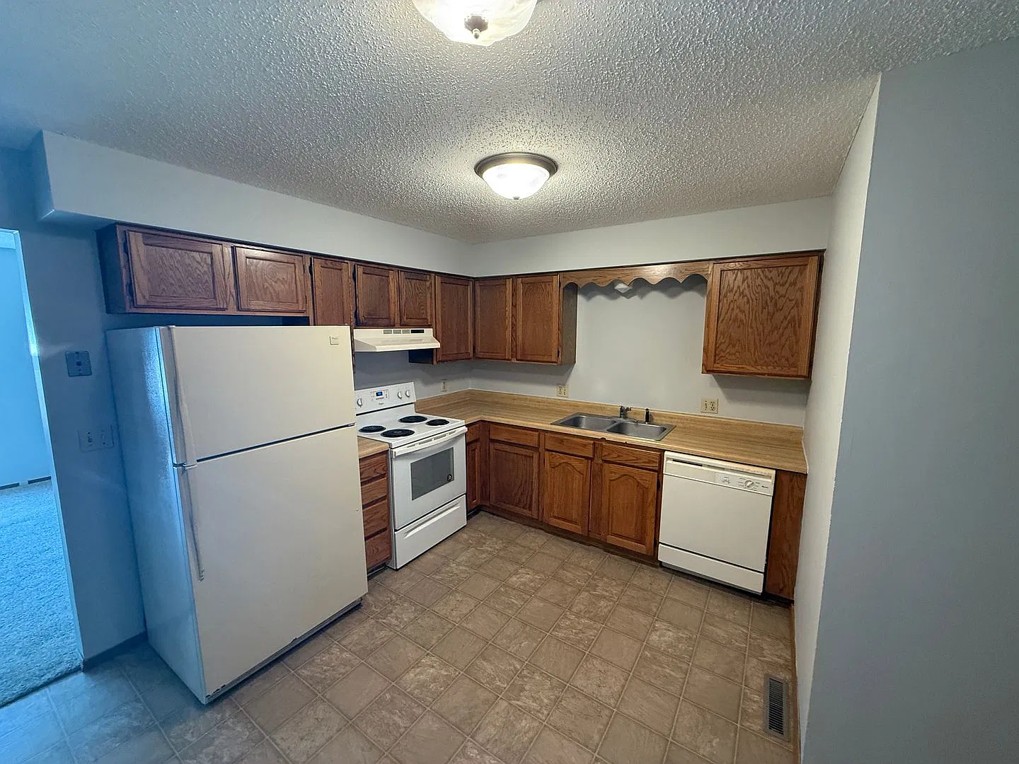 Refreshed 2-Bedroom Duplex in the Heart of Springfield — Photo 3