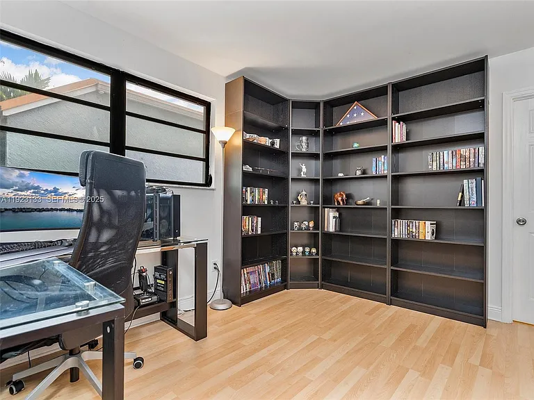 515 NE 38th St #10 — Photo 53