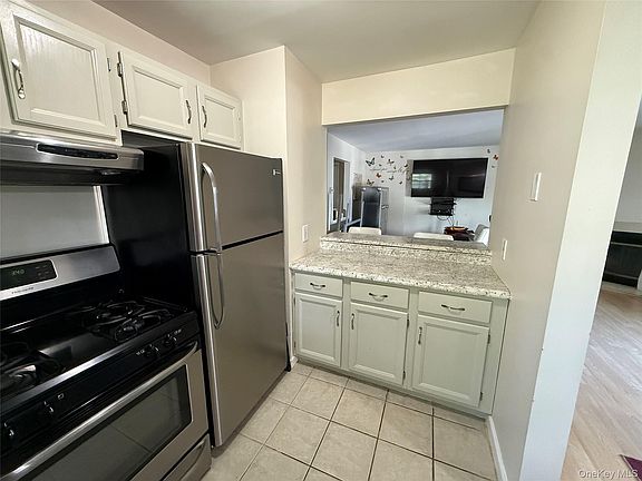 4th image of 21 Lexington Hill #3