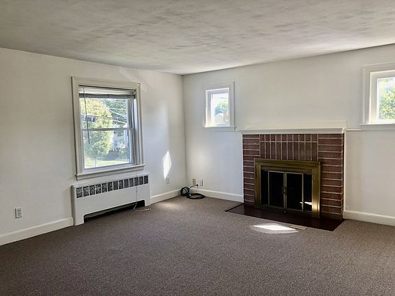 3rd image of 17 Hatfield Rd Unit 17