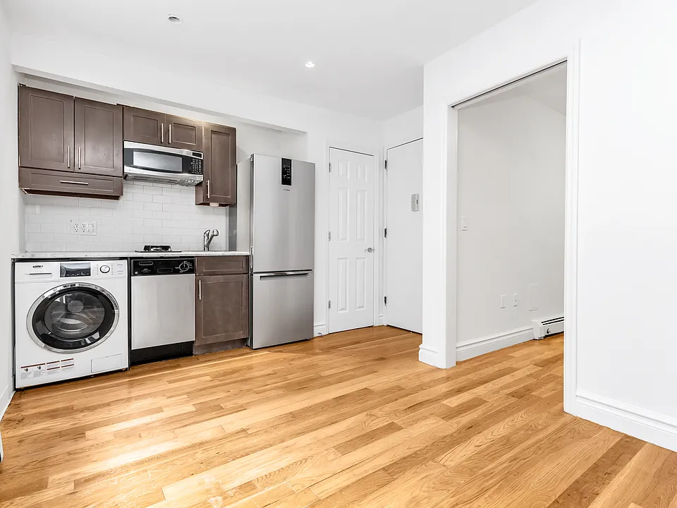 325 E 10th St #R4C