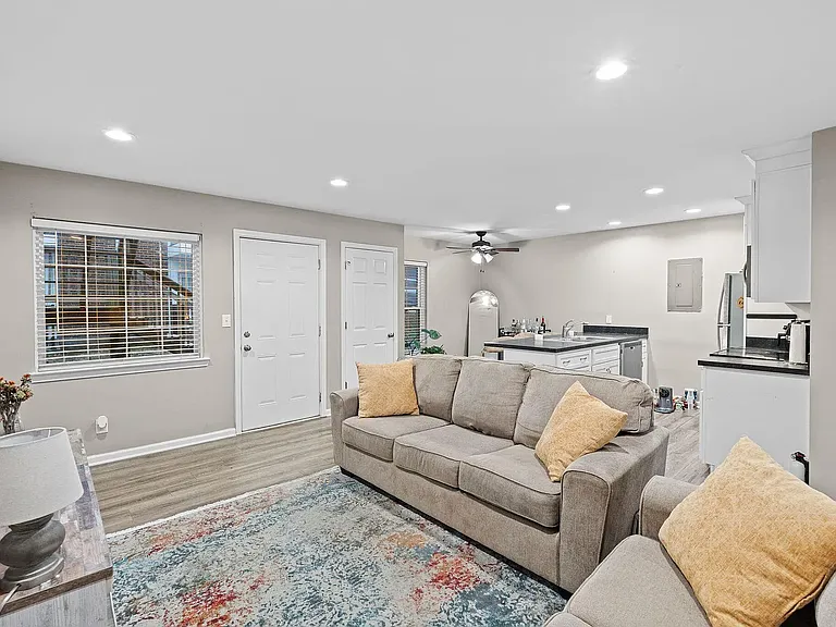 333 E 4th St #B6 — Photo 9