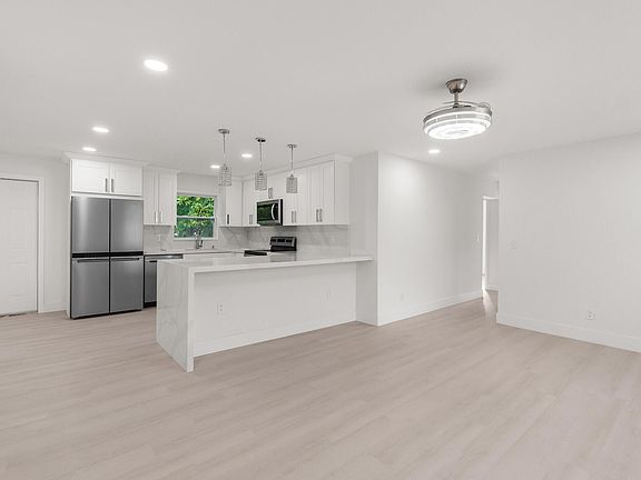 3rd image of 1750 N Seacrest Boulevard