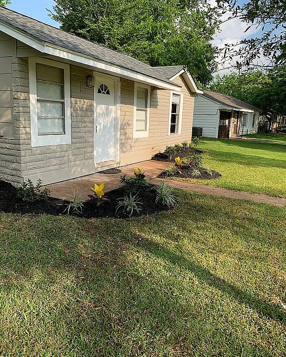 1st image of 212 Huisache St
