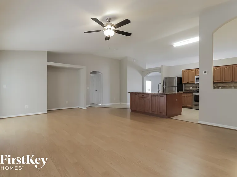 927 NW 10th Ave — Photo 3