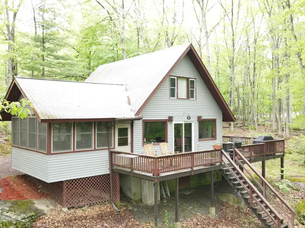 232 Basswood Dr, Hawley, PA 18428