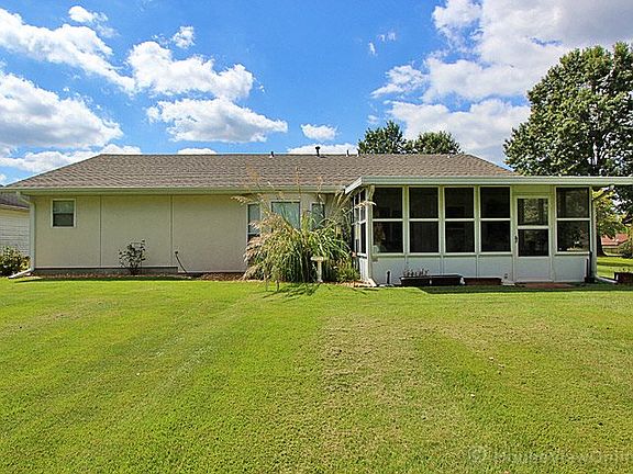 3rd image of 1910 Longview Dr