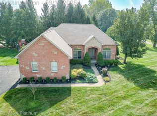 2940 Dana Pointe Dr, Pinckney, MI 48169