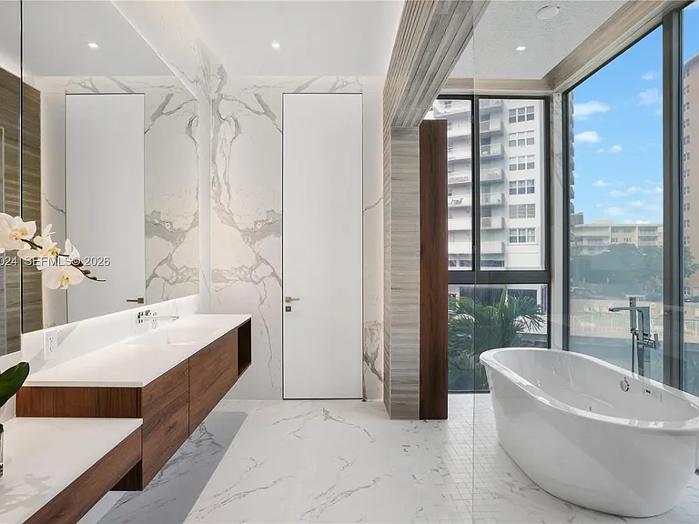 501 Palm Dr — Photo 43