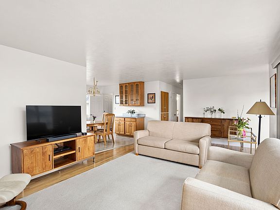 3rd image of 837 36th Ave NE