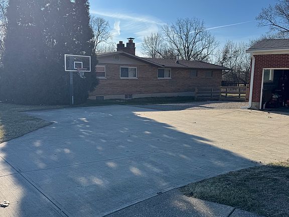 additional parking space/Basketball hoop