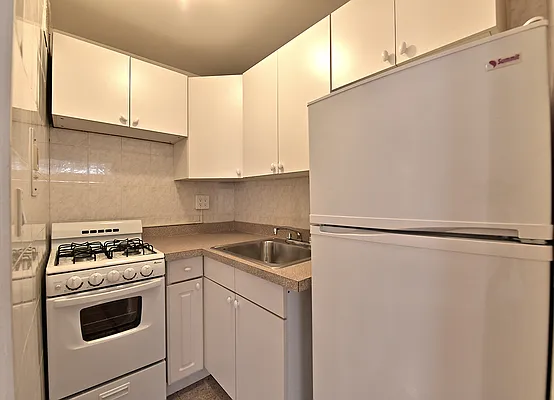 Rented by LEE & ASSOCIATES NYC RESIDENTIAL LLC | media 9