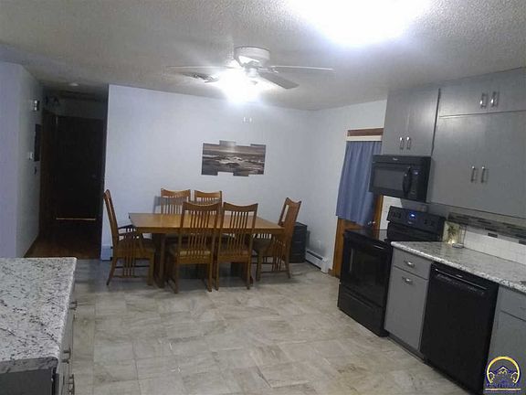 5th image of 605 Railroad St