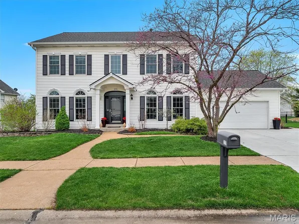 205 Harbour Pointe Dr, Grover, MO 63040