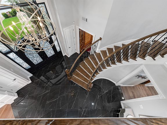 4th image of 1313 Chatsworth Ct E