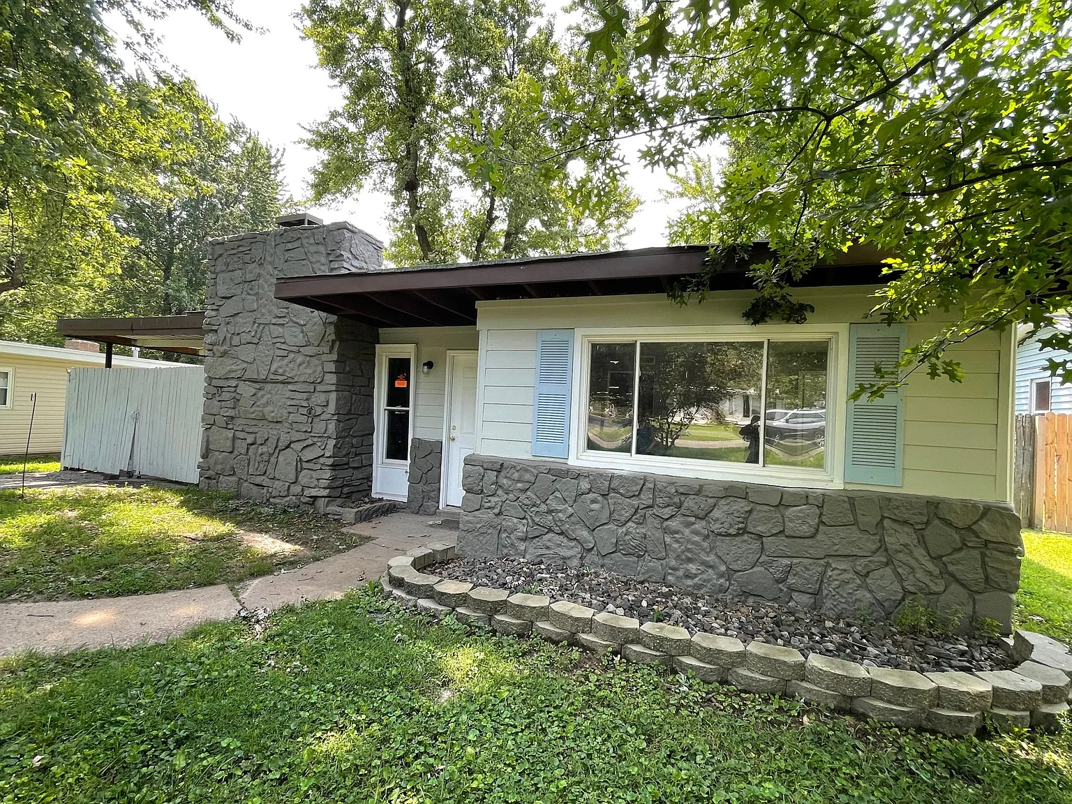 3 bed, 908 sqft, $1,550 — Photo 1