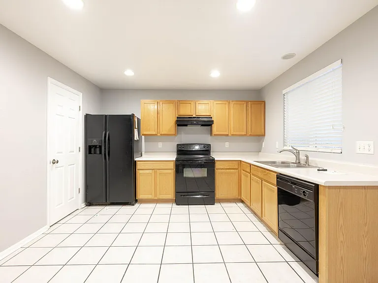 10125 Fairfax Ct — Photo 16
