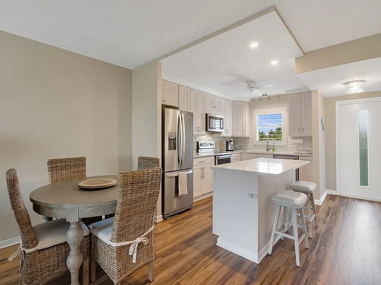 4049 Ocean Dr #204 — Photo 9