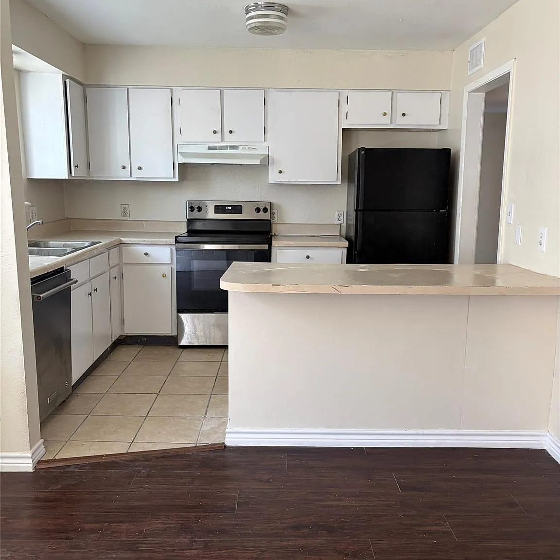 2 bed, 1.0 bath, 938 sqft, $1,350 — Photo 3
