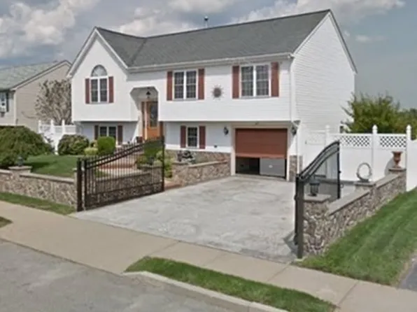 1120 Rhonda Dr, New Bedford, MA 02745